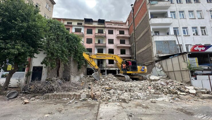 Niğde’de depremde hasar gören binaların yıkımına başlandı