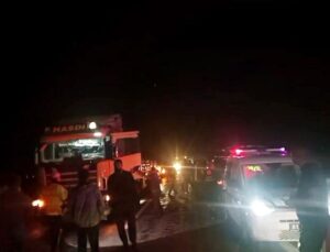 Niğde’de Traktöre Arkadan Çarpan Kamyonet Alev Aldı: 3 Yaralı