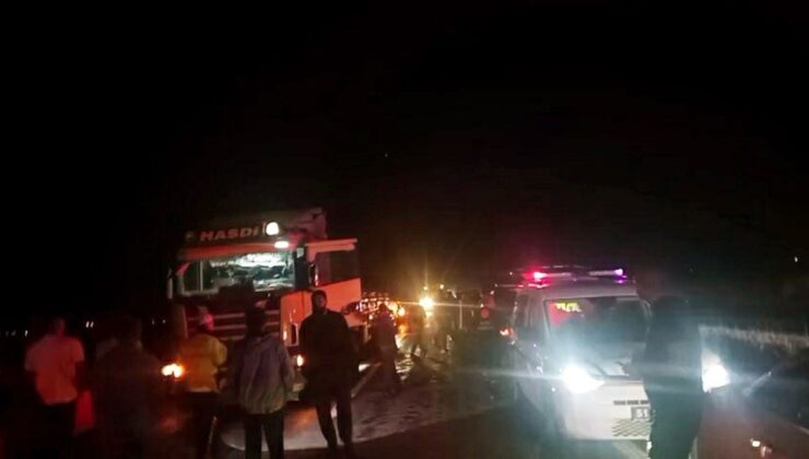 Niğde’de Traktöre Arkadan Çarpan Kamyonet Alev Aldı: 3 Yaralı