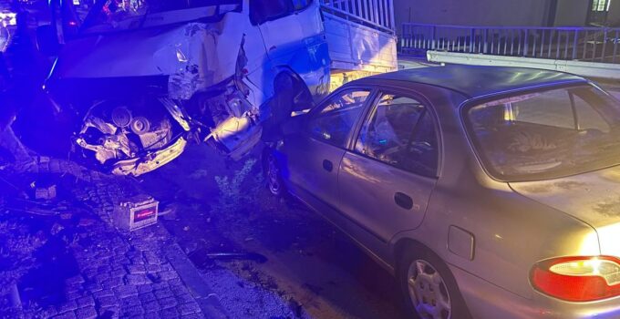 Niğde’de üç aracın karıştığı kazada 4 kişi yaralandı