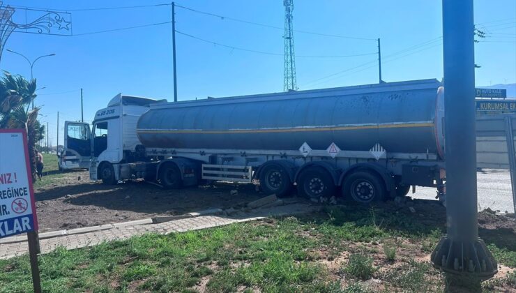 Nurdağı’nda akaryakıt tankeriyle hafif ticari aracın çarpışması sonucu 1 kişi yaralandı