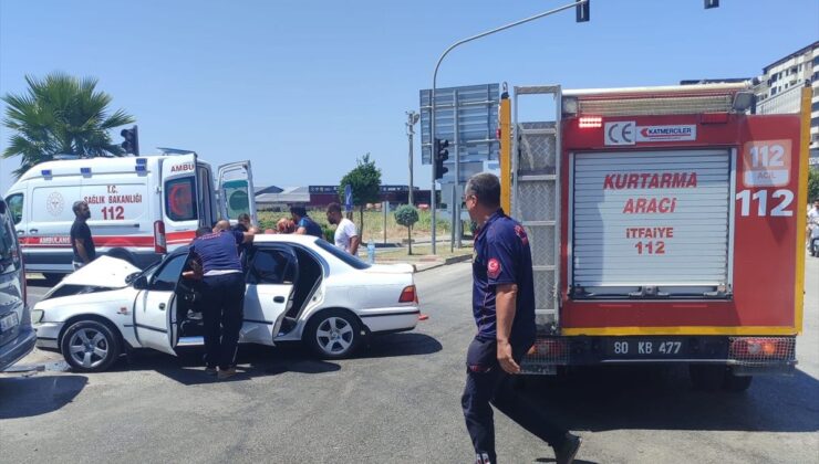 Osmaniye’de otomobille hafif ticari aracın çarpıştığı kazada 3 kişi yaralandı