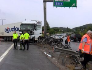 Pendik Tem Otoyolu’nda şoförün kontrolünü kaybettiği TIR bariyerlere çarptı