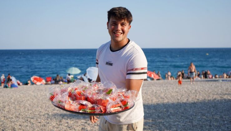 Plajda sıcaktan bunalana, ‘karpuz sandviç’ ikramı