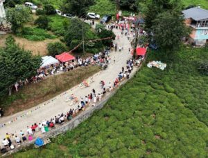 Rize’deki festivalde 12 ülkeden katılımcılar tahta arabalarla yarıştı