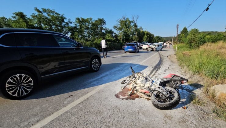 Sakarya’da otomobil ile motosikletin çarpıştığı kazada 1’i ağır 2 kişi yaralandı