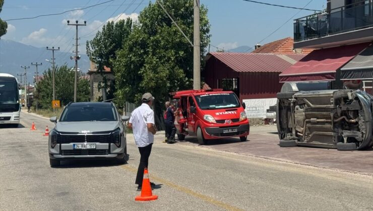 Seydikemer’de İki Otomobil Çarpıştı, Kaza Kamerada