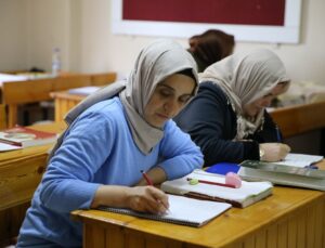 Siirtli kadın okuma yazma öğrenerek günlük yaşamındaki engelleri aştı