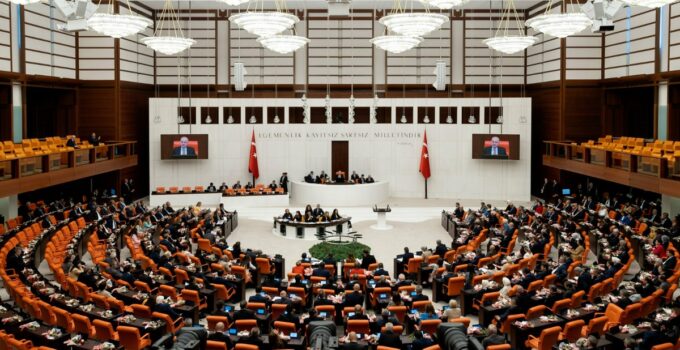 TBMM Genel Kurulu… YENİ Partili Özçağdaş: Yükseköğretim sistemi torba yasalarla değil, kapsamlı planlamayla düzenlenmeli