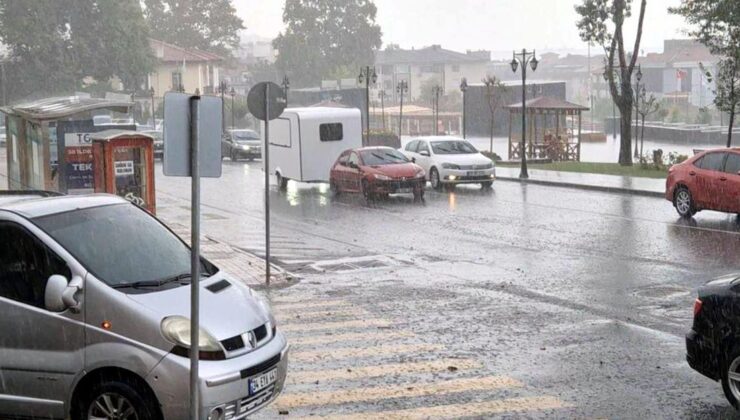 Tekirdağ’da aniden bastıran sağanak hayatı felç etti