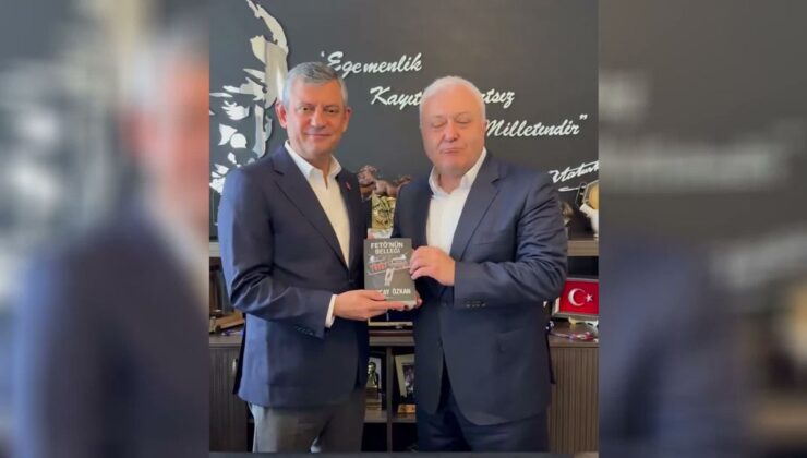 Tuncay Özkan, ‘FETÖ’nün Belleği’ kitabını Özgür Özel’e takdim etti: Karanlık gün dostudur