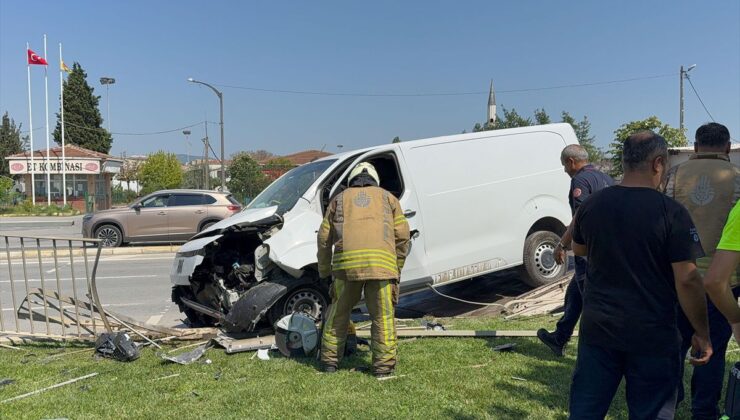 Tuzla’da tırın sıkıştırdığı hafif ticari araç bariyerlere çarptı