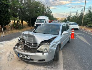 Uşak’ta tıra çarpan otomobildeki 4 kişi yaralandı