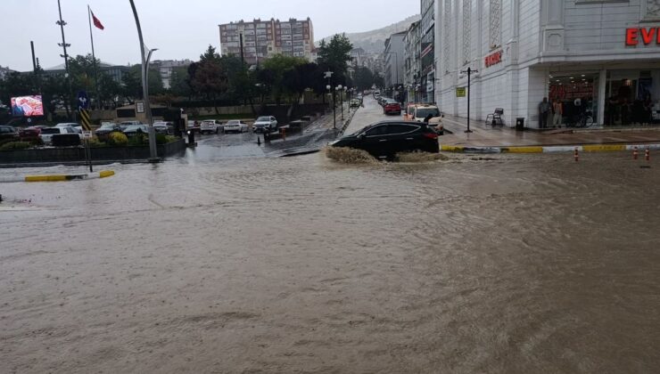 Yozgat’ta sağanak; cadde ve sokaklar göle döndü