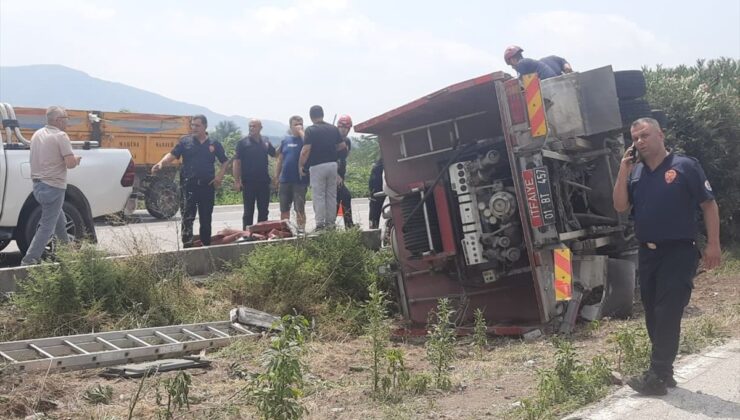 Adana’da itfaiye aracı devrildi: 3 yaralı