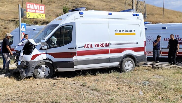 Ambulans ile pikap çarpıştı: 5 yaralı