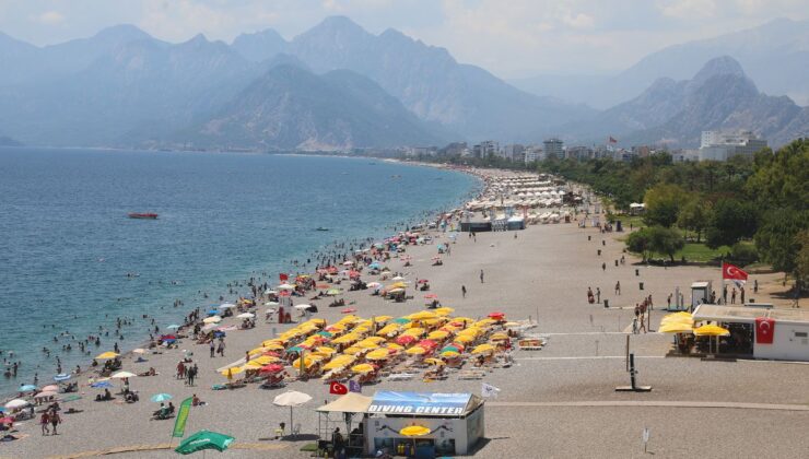Antalya’da hissedilen sıcaklık 40 dereceyi gördü, sahiller doldu