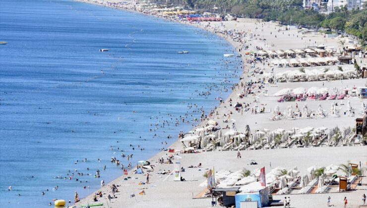 Antalya’da Sıcak Havada Sahiller Doldu