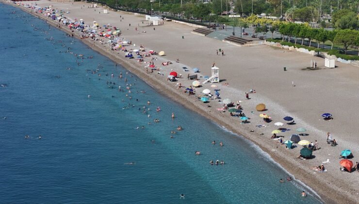 Antalya’da sıcak ve nem sahilleri doldurdu
