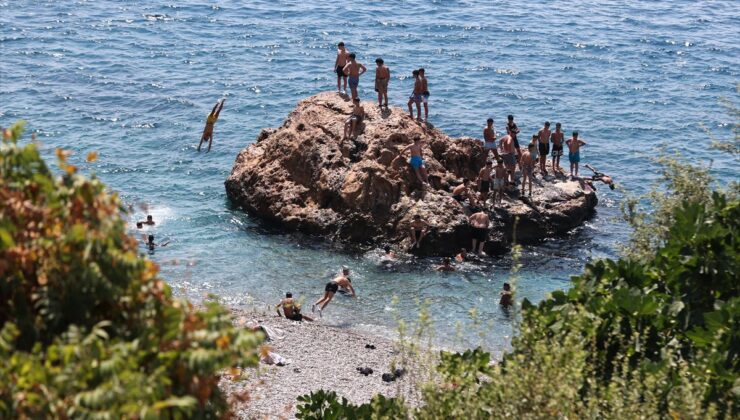Antalya’da sıcaktan bunalanlar sahillerde yoğunluk oluşturdu