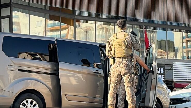 Aranan şüpheli kaçmak isterken merdivenden düşerek yaralandı