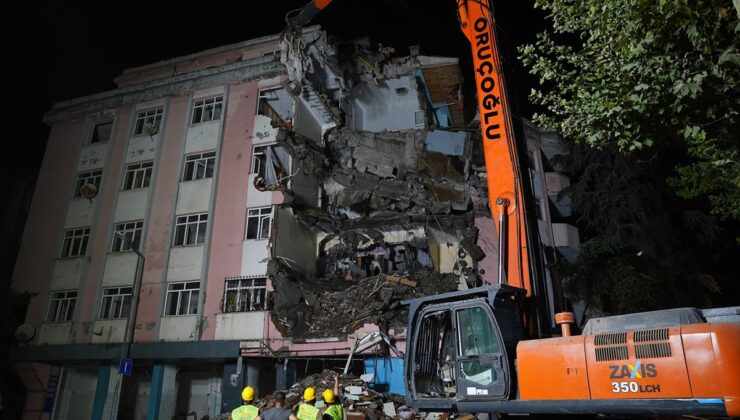 Bahçelievler’de riskli bina kontrollü yıkıldı