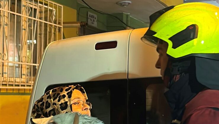 Balıkesir’de apartmanda çıkan yangın söndürüldü