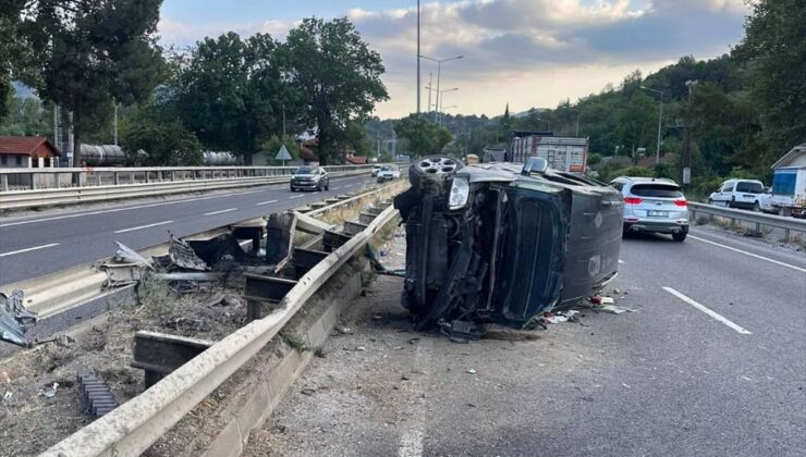 Bilecik’te bariyere çarpıp devrilen araçtaki 3 kişi yaralandı