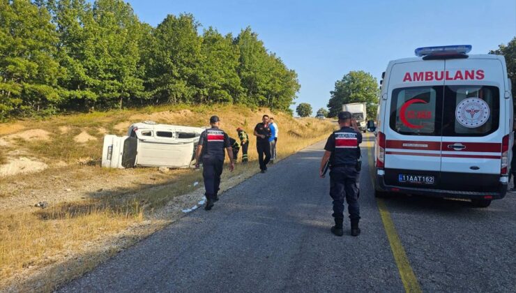 Bilecik’te Hafif Ticari Araç Devrildi: 5 Yaralı