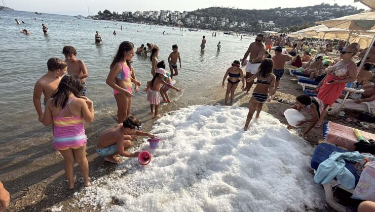Bodrum’da Sıcaktan Bunalan Çocuklar İçin Sahile 2 Ton Buz Döküldü