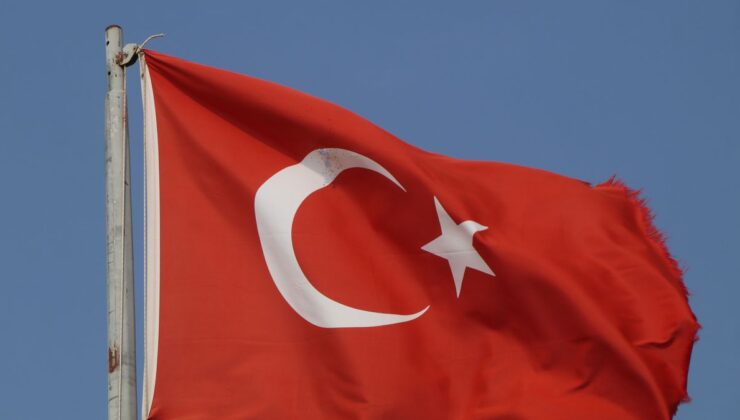 Burdur’da Türk Bayrağına Av Tüfeğiyle Saldırı
