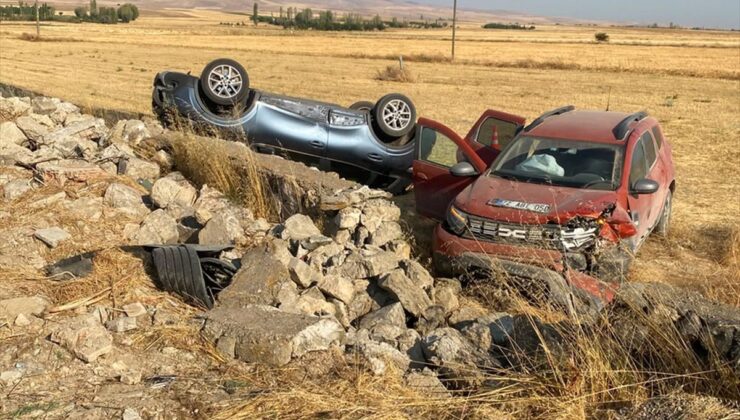 Çay’da iki otomobil çarpıştı: 1 ölü, 5 yaralı