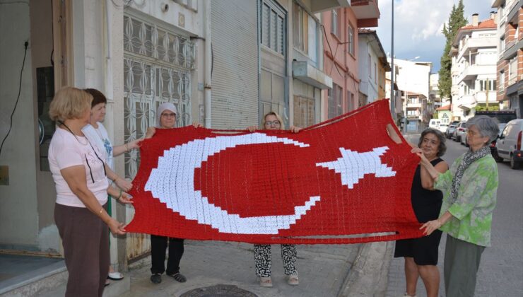 Demirci’de kadınlar 1813 motifle bayrak ördü