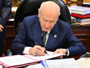 Devlet Bahçeli, çerçeve yasa teklifine imza attı