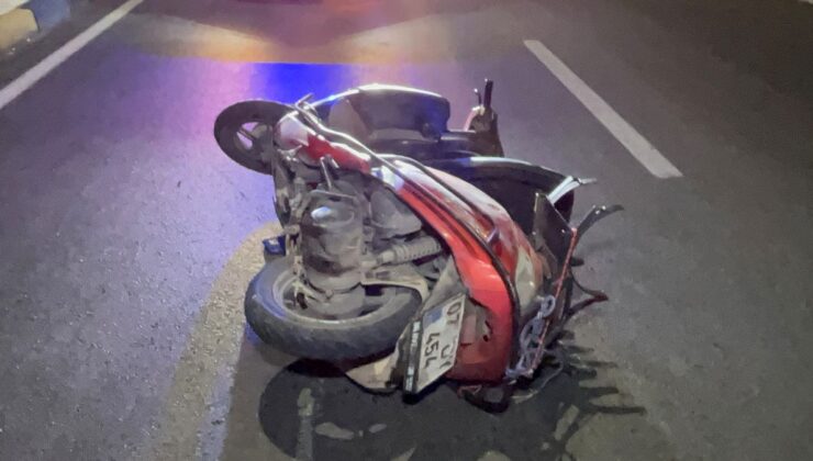 Devrilen motosikletin sürücü, başını aydınlatma direğine çarpıp yaşamını yitirdi