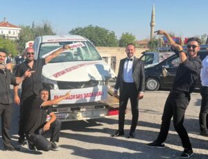 Edebiyat Öğretmenine Mizahi Hurda Otomobil Hediyesi