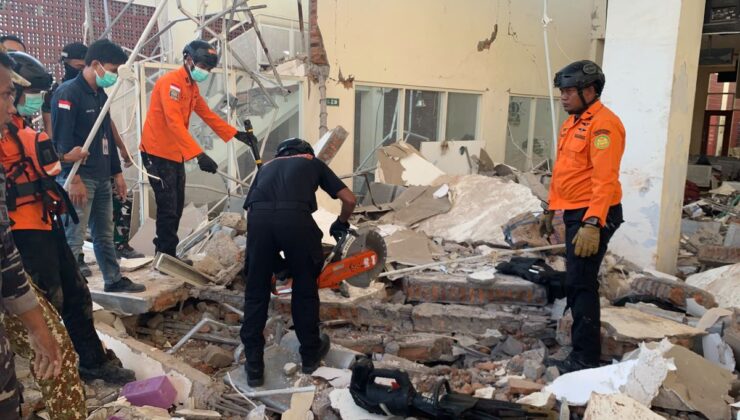 Endonezya’da 7,7 Büyüklüğünde Deprem: 20 Ölü
