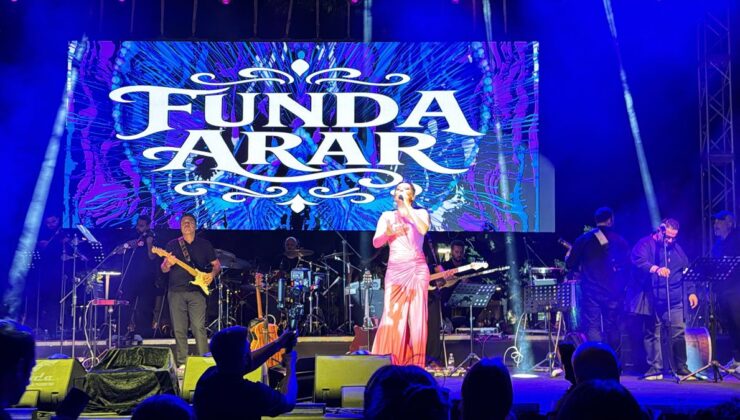 Funda Arar Isparta’da Zafer Bayramı Konseri Verdi