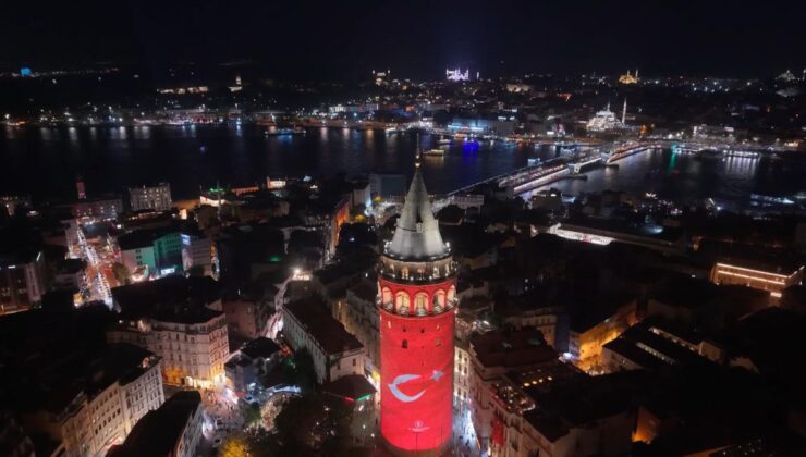 Galata Kulesi’ne Zafer Bayramı’nda Türk Bayrağı Yansıtıldı