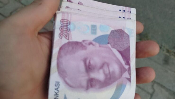 Gençler yolda buldukları parayı polise teslim etti