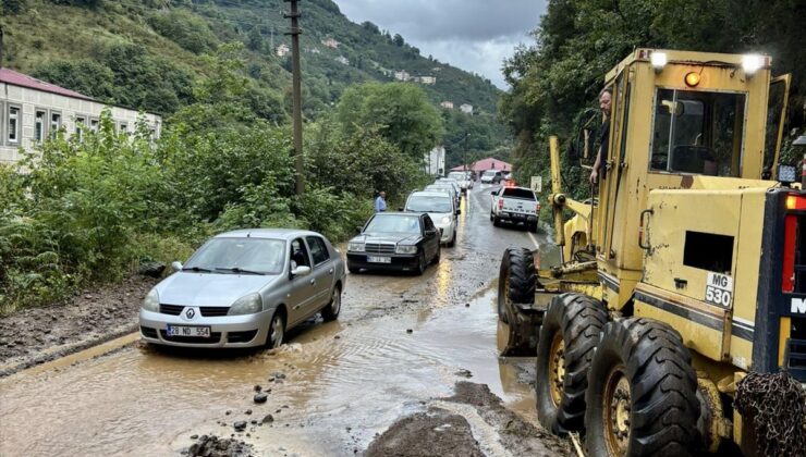 Giresun’da Sağanak: Yollarda Toprak Kayması