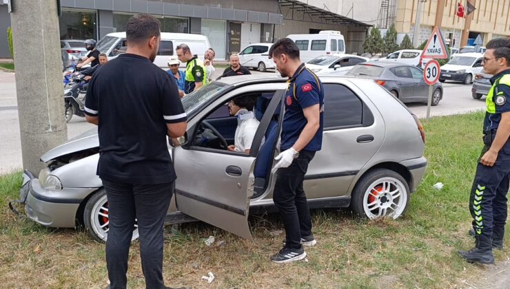 İnegöl’de Otomobil Elektrik Direğine Çarptı: 1 Yaralı