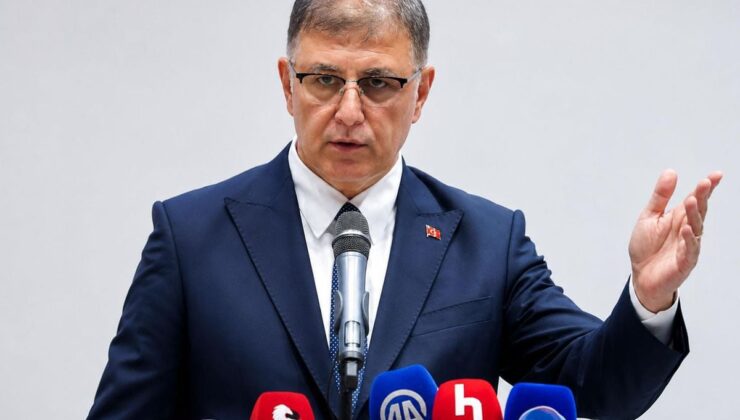 İzmir Büyükşehir Belediye Başkanı Cemil Tugay geçtiğimiz günlerde ayrıldığı CHP’nin WhatsApp grubuna yeniden eklendi