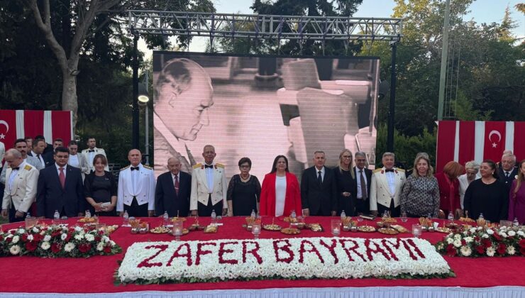 İzmir’de Zafer Bayramı Resepsiyonu