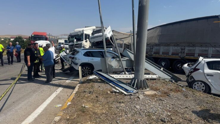 Kadınhanı’nda Freni Boşalan TIR 4 Araca Çarptı: 1 Ölü, 9 Yaralı