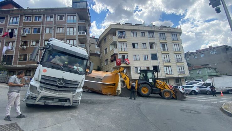 Kağıthane’de hafriyat kamyonu park halindeki aracın üzerine devrildi