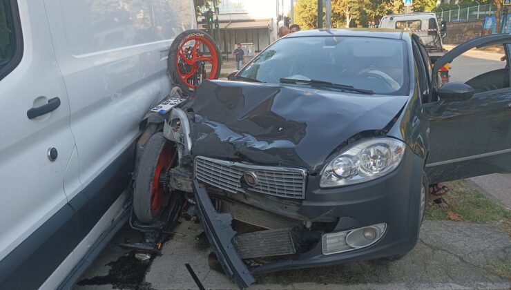 Kazada otomobil ile minibüs arasında sıkışan motosikletin sürücüsü ağır yaralandı