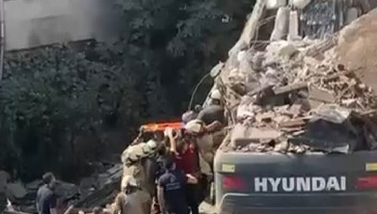 Küçükçekmece’de yıkım sırasında bina iş makinesinin üzerine çöktü: Operatör kurtarıldı