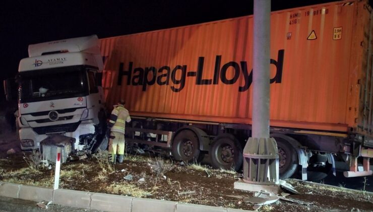 Kütahya’da Tır Refüje Çarptı: Sürücü Yaralandı