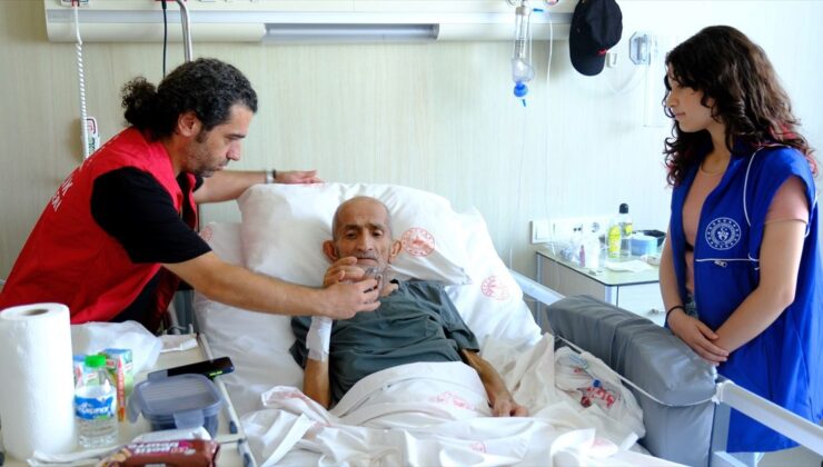 Mersin’de Gençlerden Hastalara Moral Ziyareti